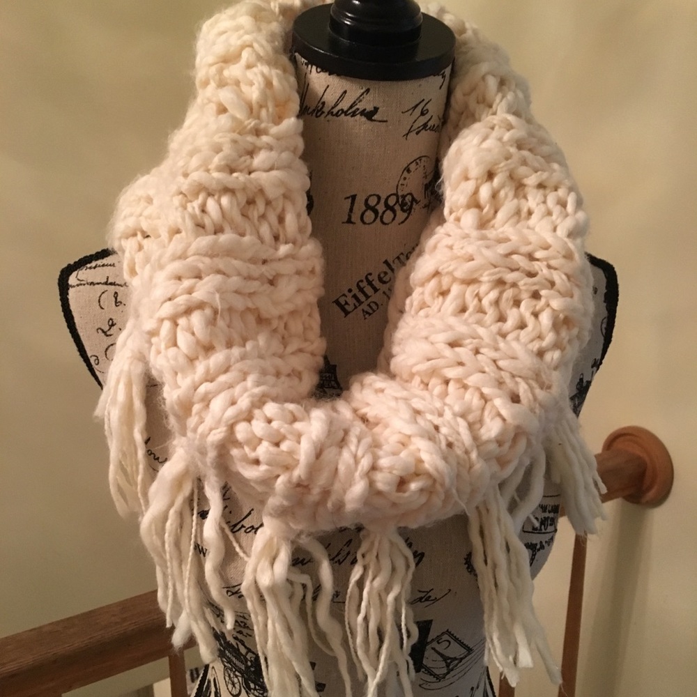 NWT American Eagle 🦅 Tassle Scarf 🧣